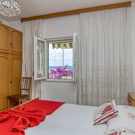 Award Winning Garden With Large Terrace And Amazing Seaview *